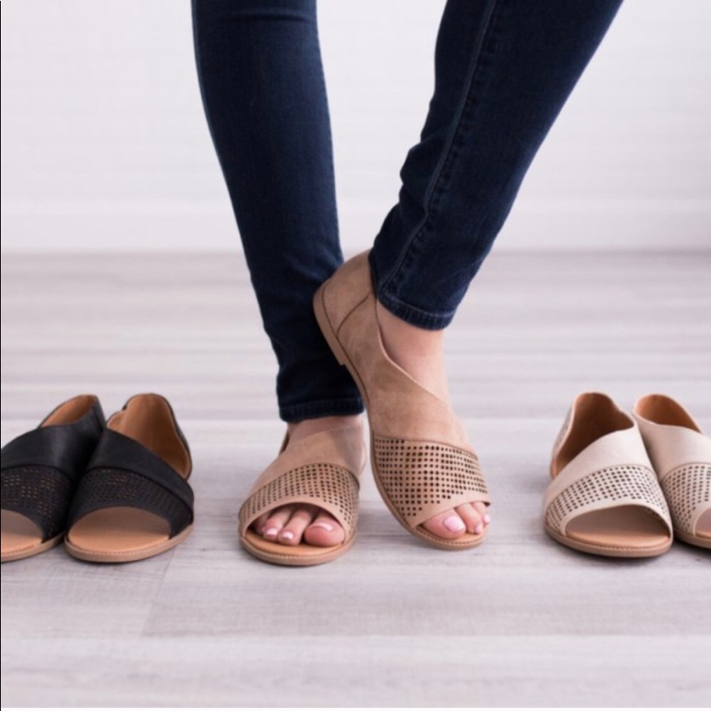 LAST PAIR! Tan laser cut open toe flats SIZE 6
